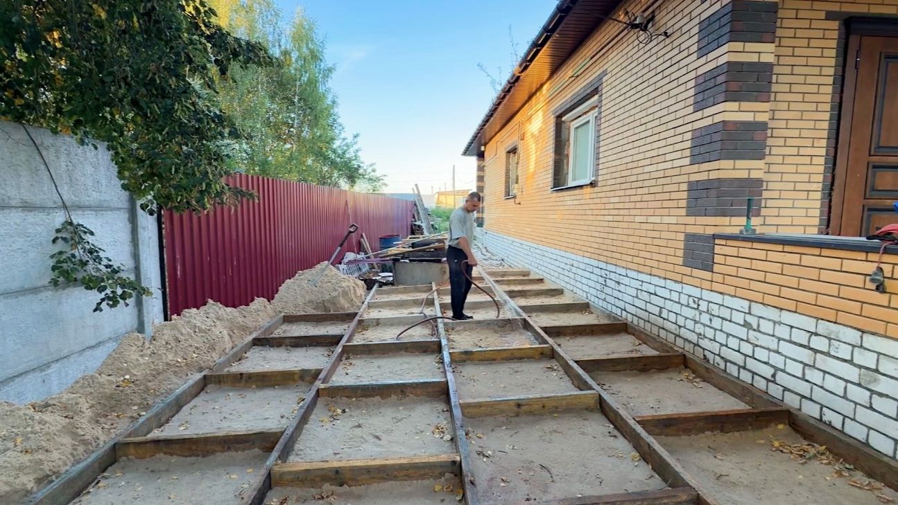 ⁣Нам не стыдно! Подготавливаем площадку для заливки бетоном. Строим дом в деревне своими руками.