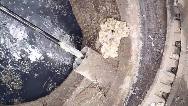 Как прочистить канализационную трубу с помощью мойки высокого давления.