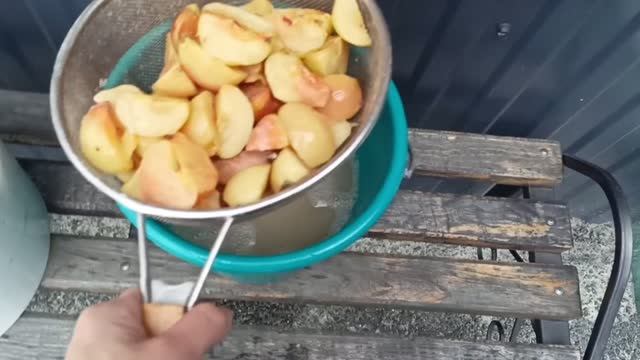 Убралась на втором. Процедила шампанское. Проведали родителей.