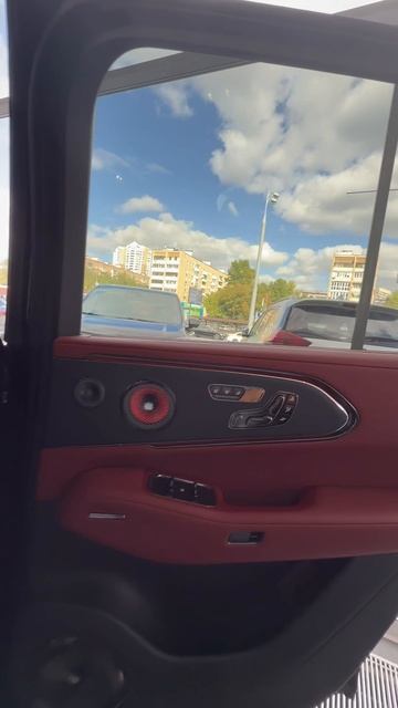 Audi Q8 и Zeekr 8X. Какую машину выбрать?