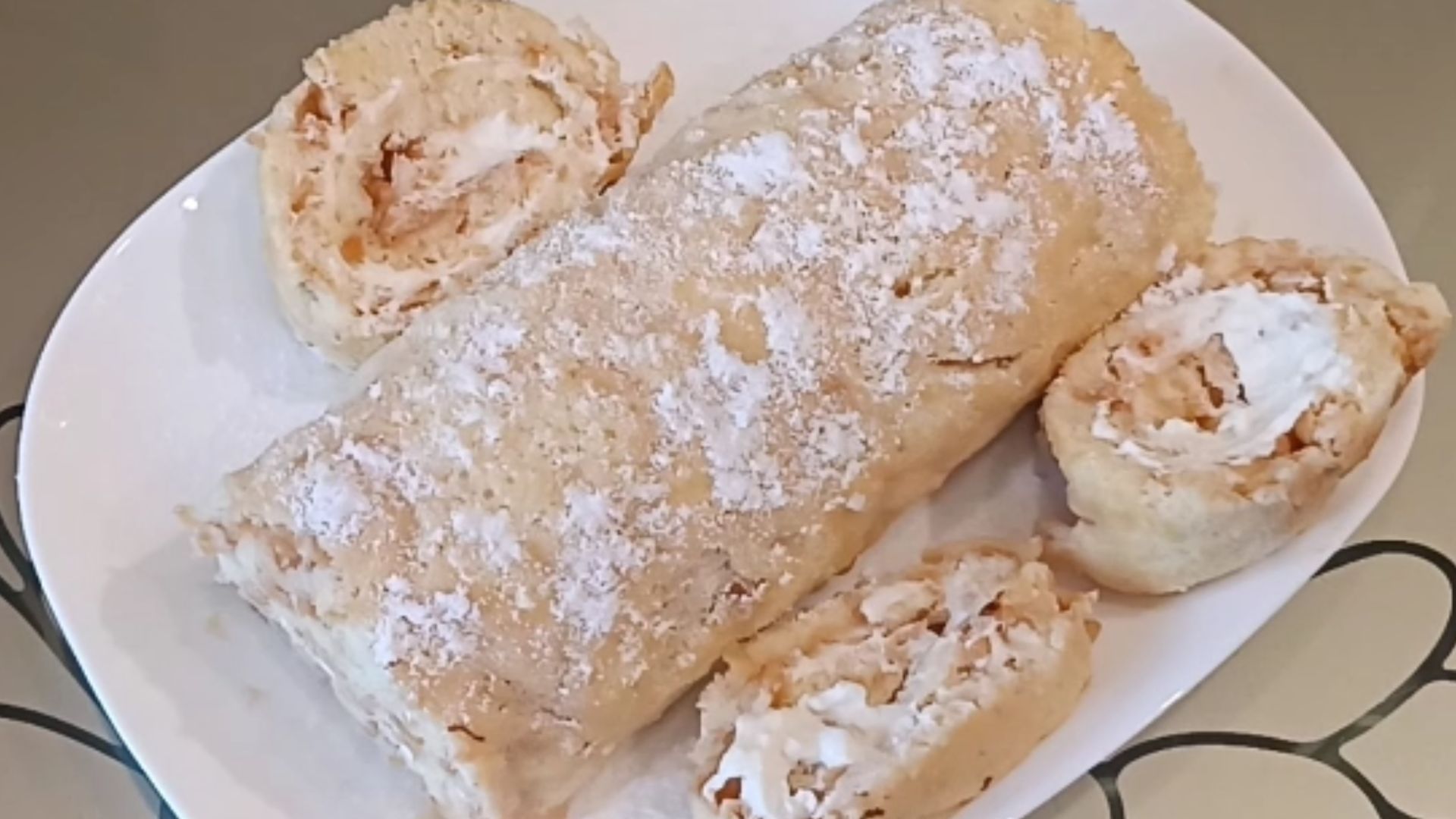 Яблочный рулет