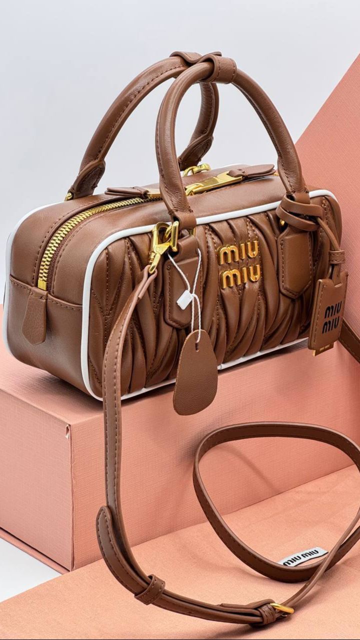 Стеганая сумка-боулер от Miu Miu
