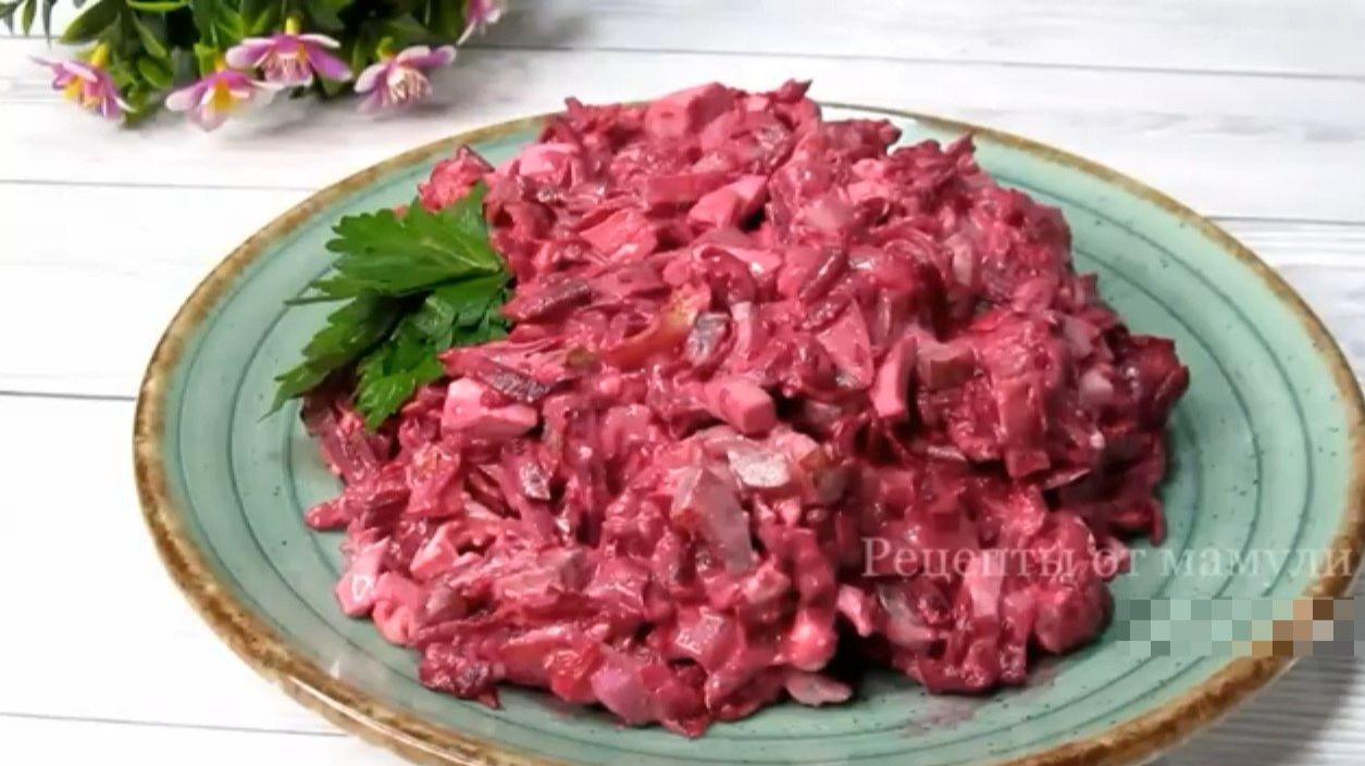 Обычный салат со свёклой заиграет новым вкусом, если немного изменить его состав. Лёгок и полезен.