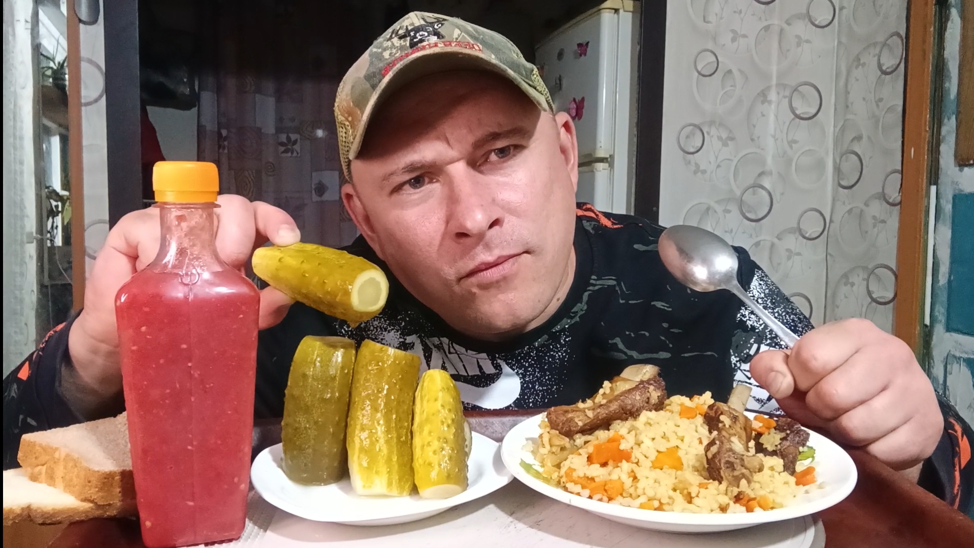 мукбанг/обжорыч/еда на камеру/плов домашний и огурцы солёные/