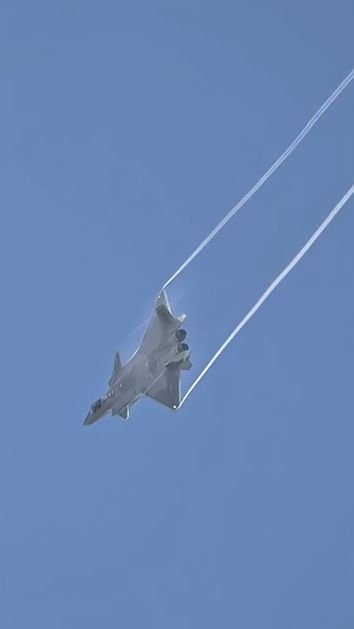 J-20 Китайский могучий дракон, парящий на авиашоу в Чанчуне 16.09.2025