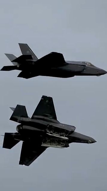 F35A и F35B летят вместе. Угадайте, кто есть кто?