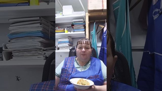 всем здравствуйте.  я на работе.  ужин.  приятного аппетита кто со мной!😉