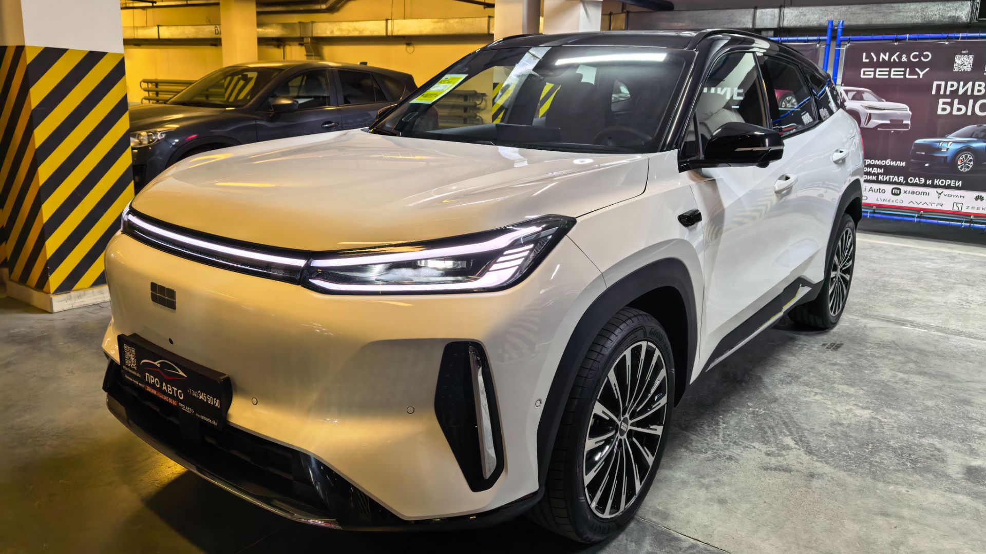 Видеообзор Geely Galaxy M7 2026, бело-черный кузов, серый салон