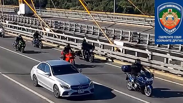 Две байкерши столкнулись на мосту в Казани
