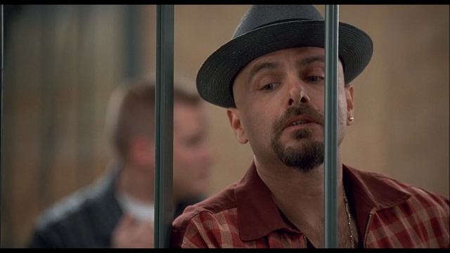 Младенец на прогулке 1994 Бандиты штурмуют клетку с гориллой.