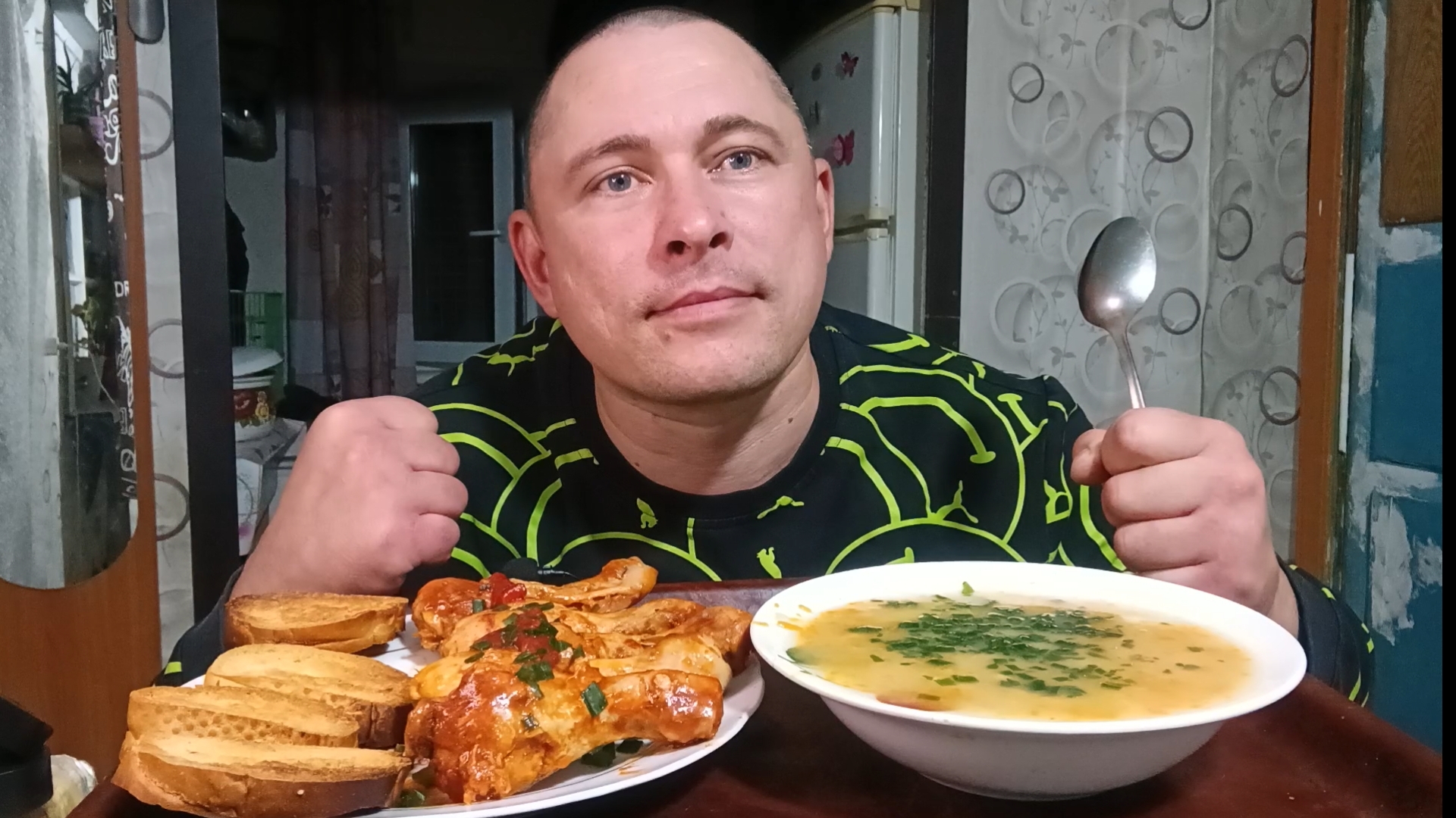 мукбанг/обжорыч/еда на камеру/суп гороховый /жареные куриные ножки/