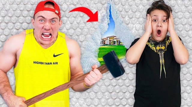 Самый СИЛЬНЫЙ ЧЕЛОВЕК в Мире VS 100 СЛОЕВ ПУЗЫРЧАТОЙ ПЛЕНКИ! 😱🧱