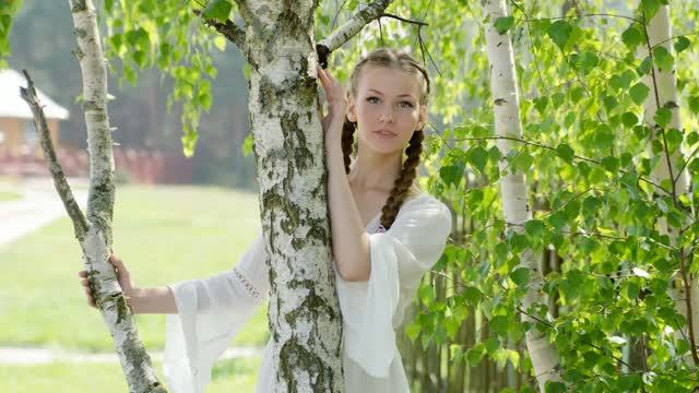 ХОЧЕТСЯ СРАВНИТЬ ТЕБЯ С БЕРЕЗКОЙ.