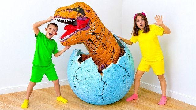 София и Макс нашли яйцо динозавра