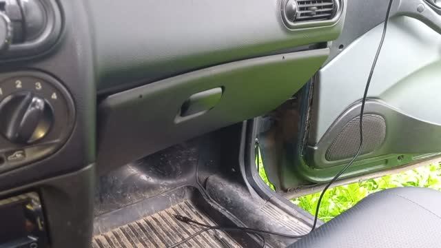 Как снять бардачок в салоне автомобиля ВАЗ-2123 Нива Шевроле