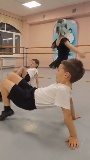 Трюк крокодил от самый маленьких #сахалинскиеискорки #народныетанецы #трюк #малыши #сахалин