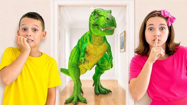 София и Макс встретили Динозавра!