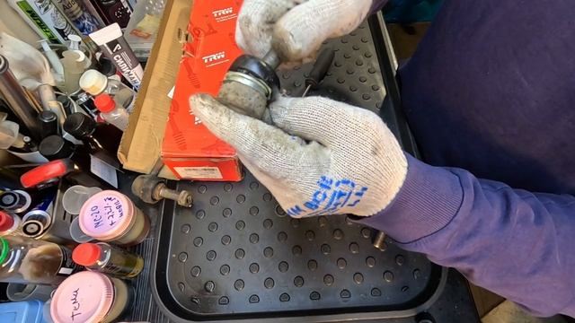 Нужно ли смазывать шаровые , наконечники или стойки стабилизатора, дополнительно перед установкой.