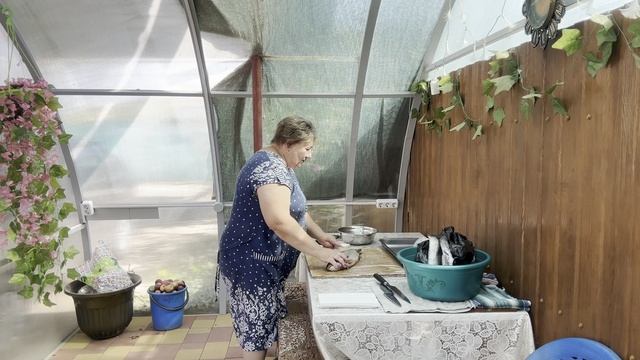 Форель чищу ,разделываю и солю!Очень вкусно получилось!