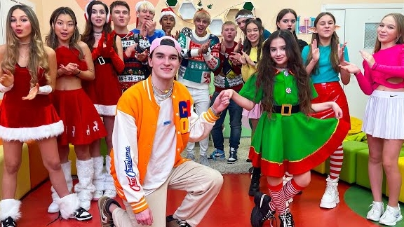 Камилю ЖЕСТКО НЕ ПОВЕЗЛО с парой в кампусе?! 🎄😱