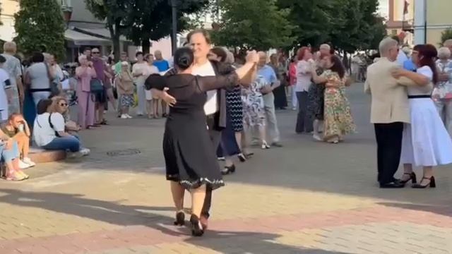 Летнее ТАНГО на улице Бреста!! 💃🕺 Олег и Лариса Папазовы Нон-Стоп Брест