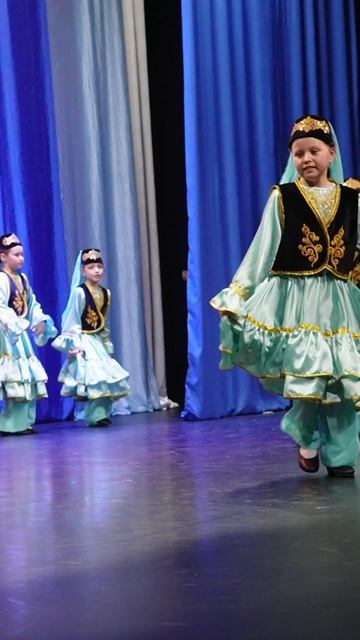 Весело пляшут татарочки #сахалинскиеискорки #народныйтанец #татары #татарский