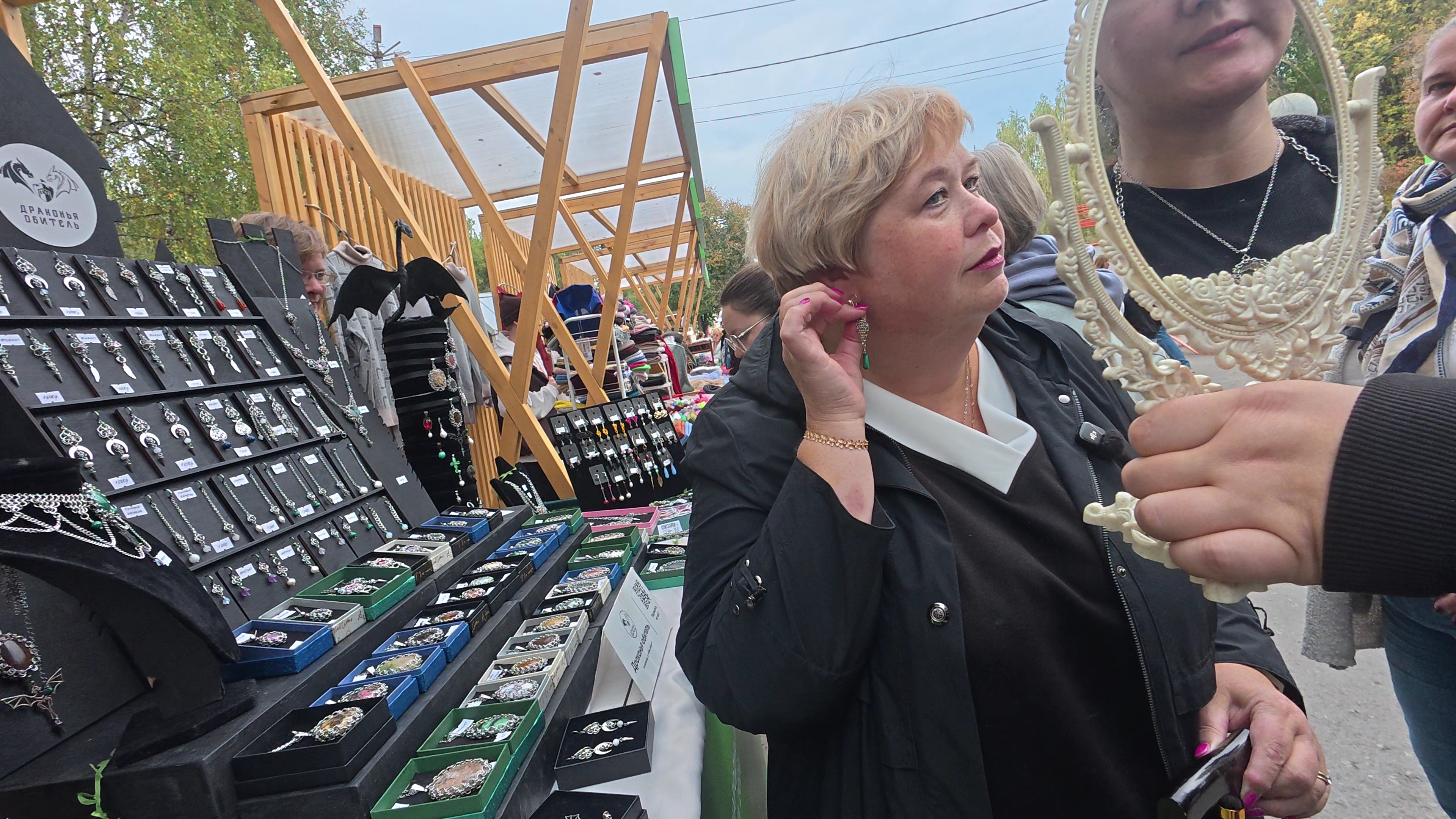 Сообщение голосовое от Абдугани.  Муж покупает новые украшения. Ярмарка в полном разгаре.