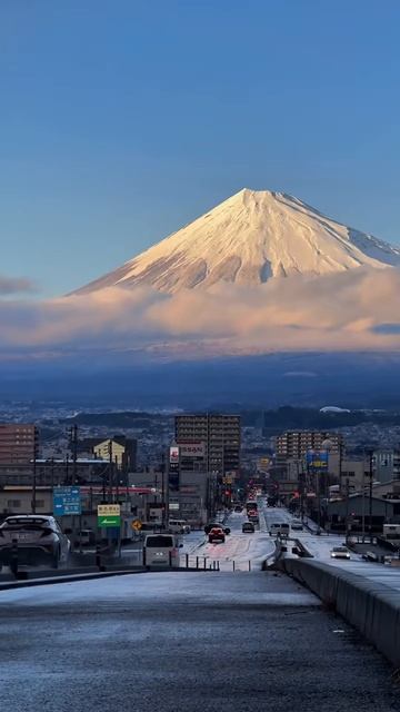 🇯🇵 Гора Фудзи - обязательное место для посещения во время путешествия по Японии.
