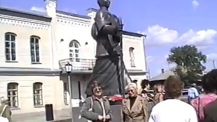 Ишим 2004. У памятника Прасковьи Луполовой.