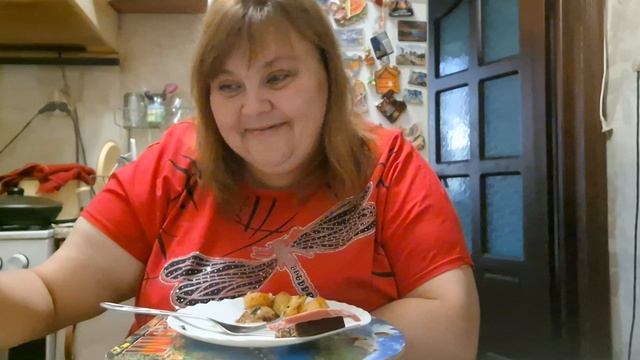 мукбанг. ем самую вкусную. в мире картошку. салат из помидор. пью кофе. вкусняшками.
