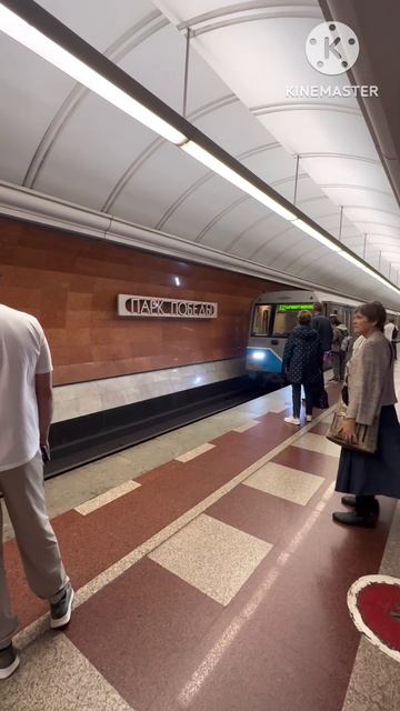Современные вагоны метро в Москве на станции парк победы 🚇