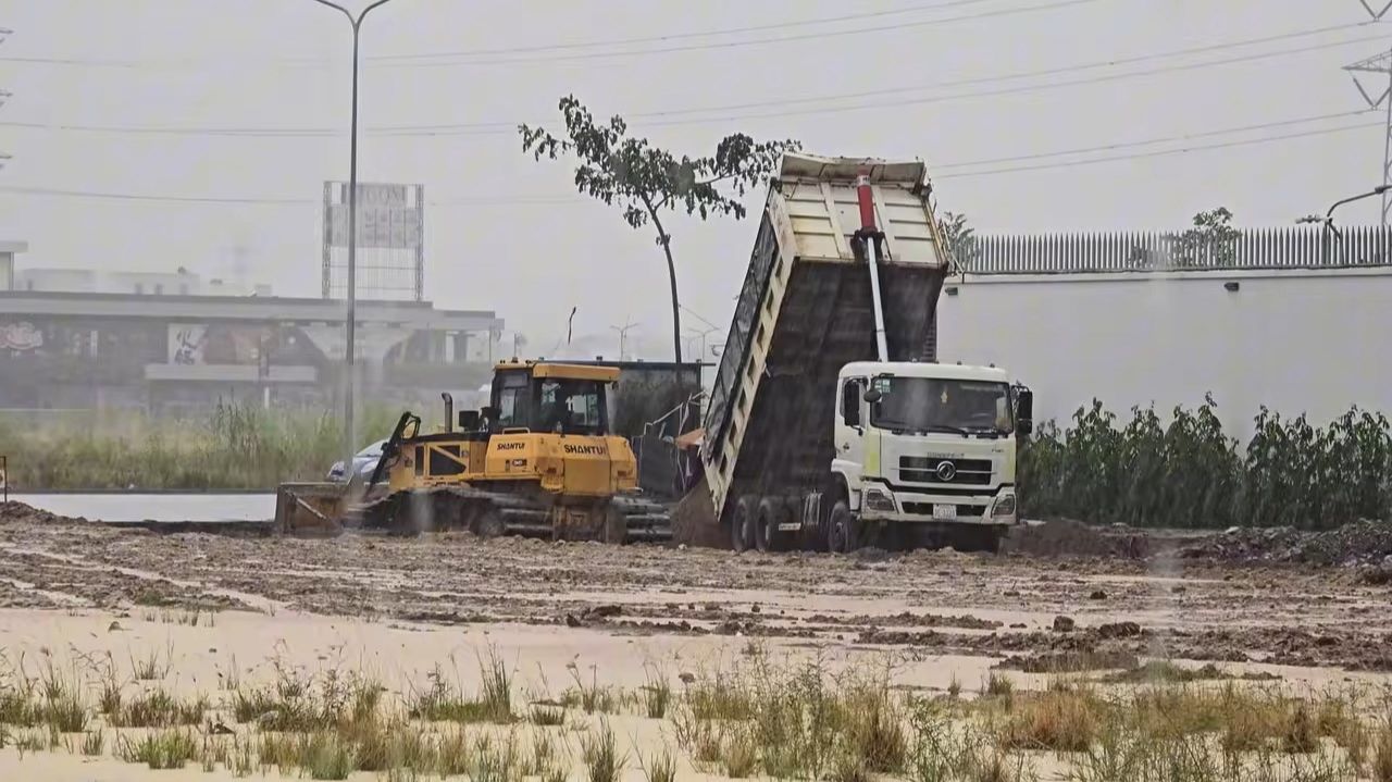 INCREDIBLE ROAD FOUNDATION CONSTRUCTION HEAVY MACHINERY DUMP TRUCK 25 TON & SHANTUI DOZER IN ACTION.