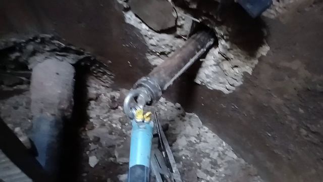 Прокол под дорогой. Мини экскаватор выручает