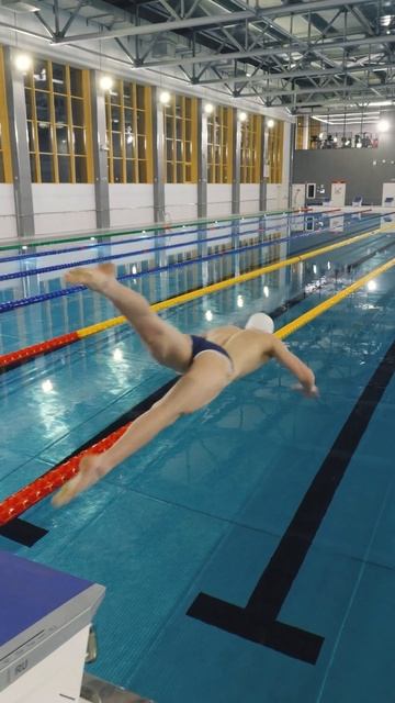 В Москве открыт новый 50-метровый бассейн из нержавеющей стали.