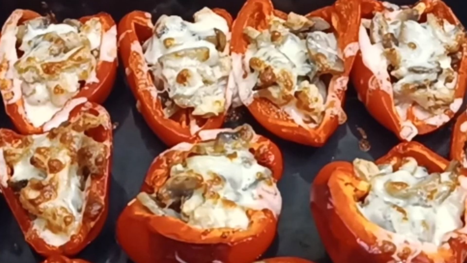 Запечённые фаршированные перцы