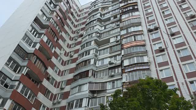 Капремонт фасада жилого дома на улице Декабристов в районе Отрадное (сентябрь 2026)