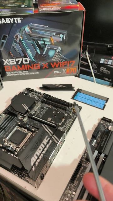 Сравнение материнских плат на X870 от GIGABYTE. X870 GAMING X WIFI7 против X870 AORUS ELITE WIFI7.