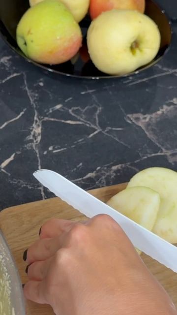 Вкусная шарлотка с яблоками
