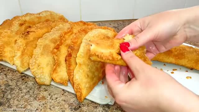 Чебуреки - сочные и пузырчатые.