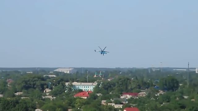 Вертолет Ми 24 ведет огонь