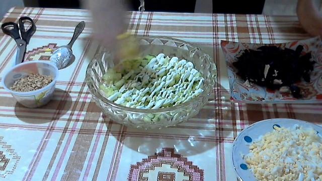 Вкусный и простой салат с черносливом