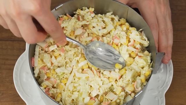 Салат с крабовыми палочками, простой, сытный и невероятно вкусный
