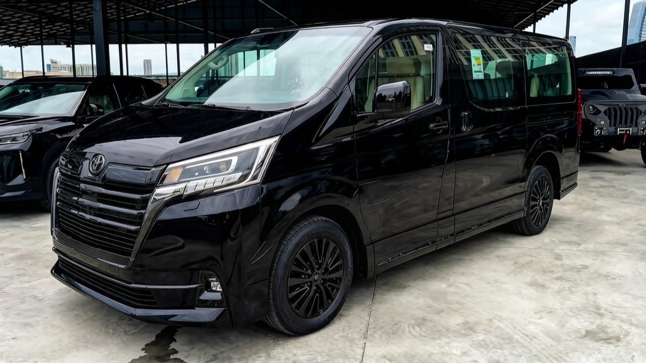 TOYOTA GRANVIA PREMIUM 2026 года 6-местный минивэн повышенной комфортности. Обзор автомобилей.