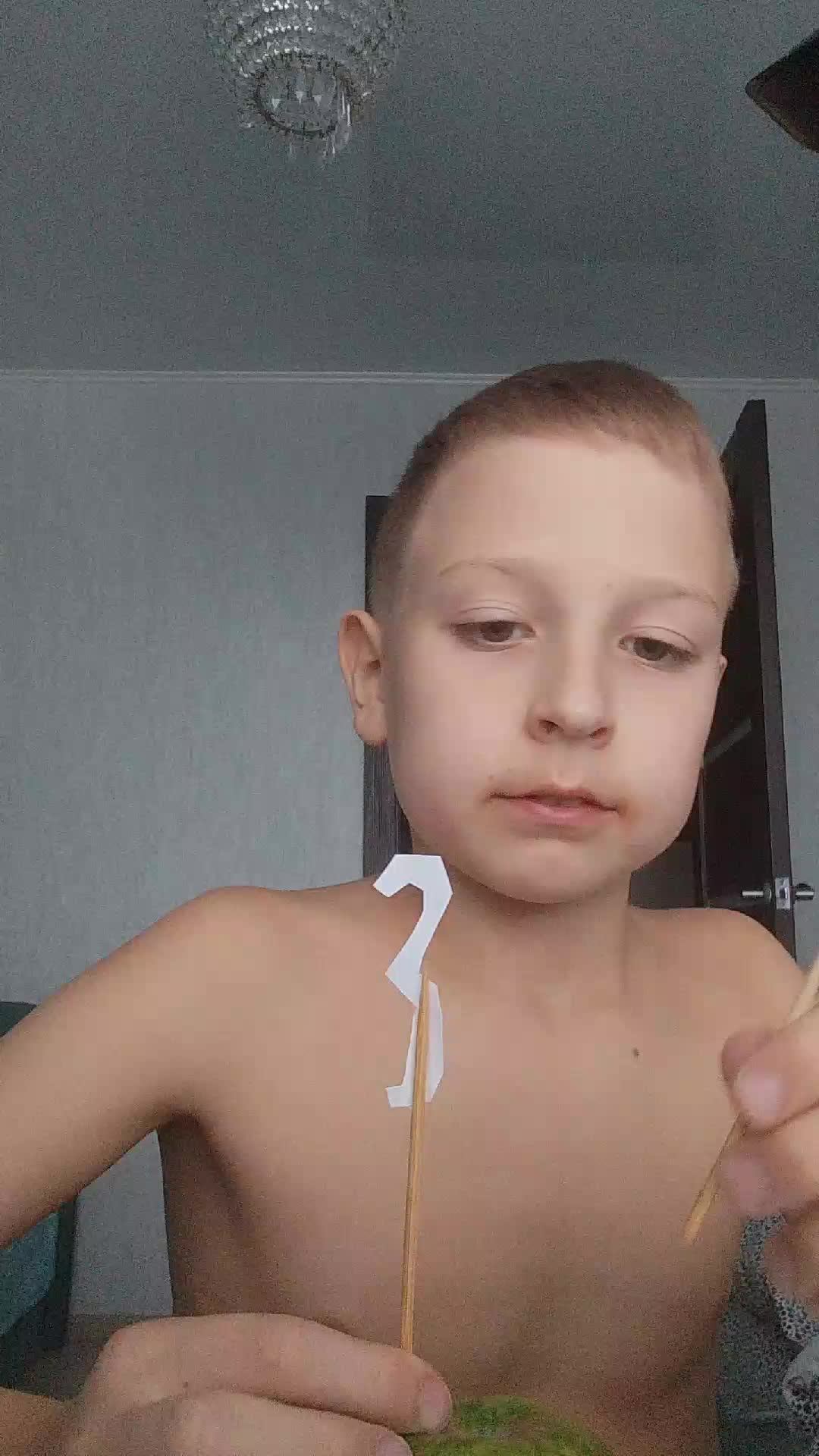 Тимофей празднует с 32 подпищиков.