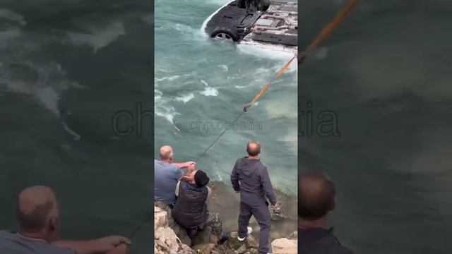 В Осетии автоледи не справилась с управлением и слетела с дороги, упав в горную реку

Вместе с ней в