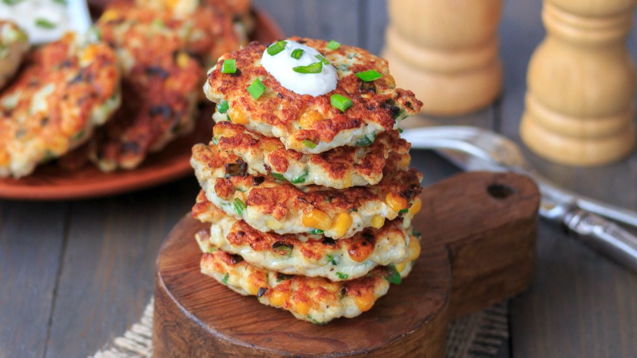 Как приготовить вкусные куриные оладьи? Рубим грудку и добавляем кукурузу, 30 минут и готово!