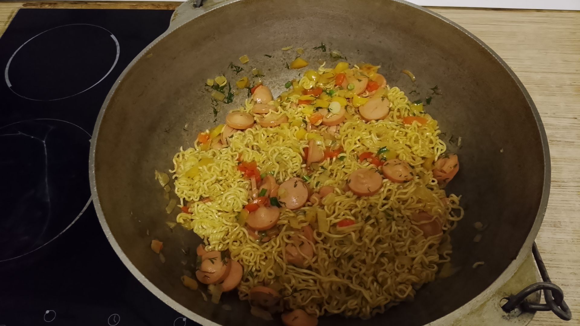 Недорогой ужин для семьи. Макароны с овощами и сосисками.