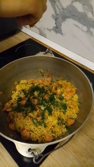Лапша с овощами и сосисками