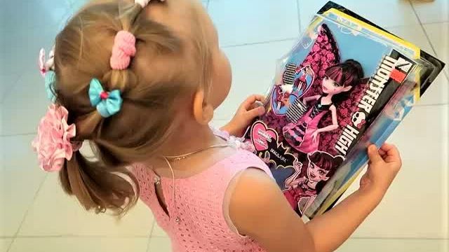 Алиса выбирает ПОДАРОК для Теи и ее братика !
