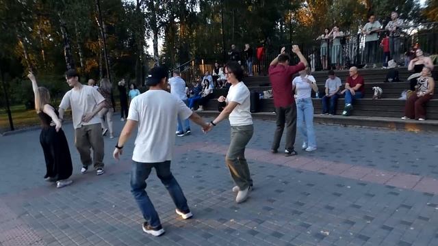 В парке музыка играла...